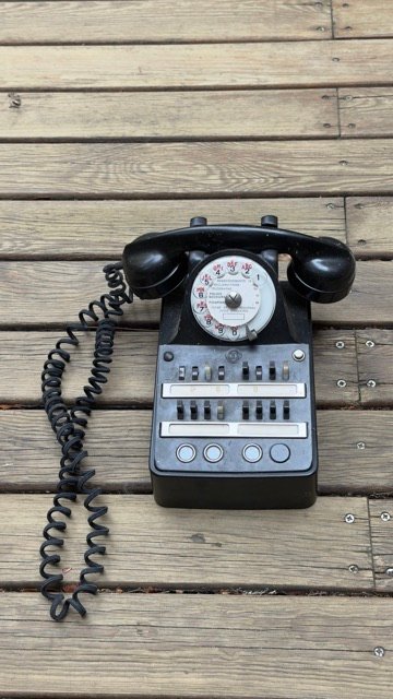 Un vieux téléphone à cadran