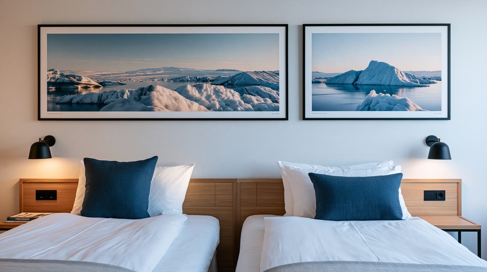 Deux photographies d’icebergs au soleil couchant au-dessus de deux lits jumeaux.