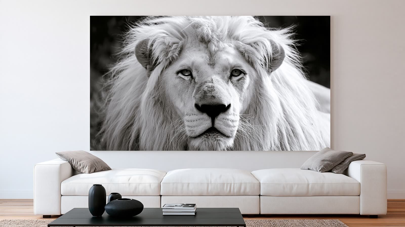 Portrait en noir et blanc d’un lion à crinière blanche, très grand format, au-dessus d’un canapé.