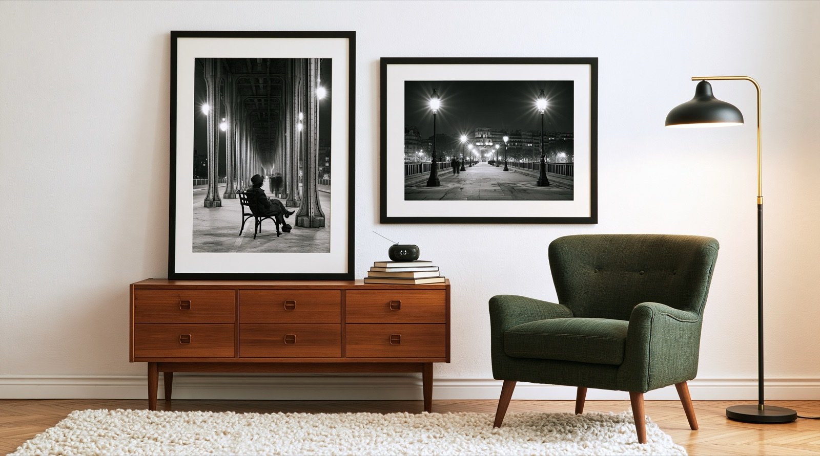 Diptyque nocturne en noir et blanc au-dessus d’une commode, près d’un fauteuil vert.
