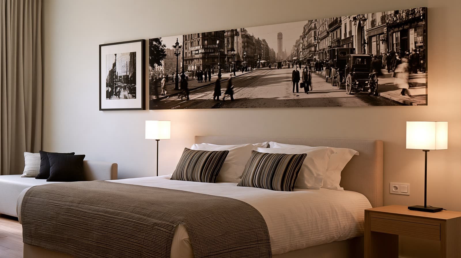 Une rue de Paris au début du siècle, photographie panoramique sépia au-dessus d’un lit d’hôtel.